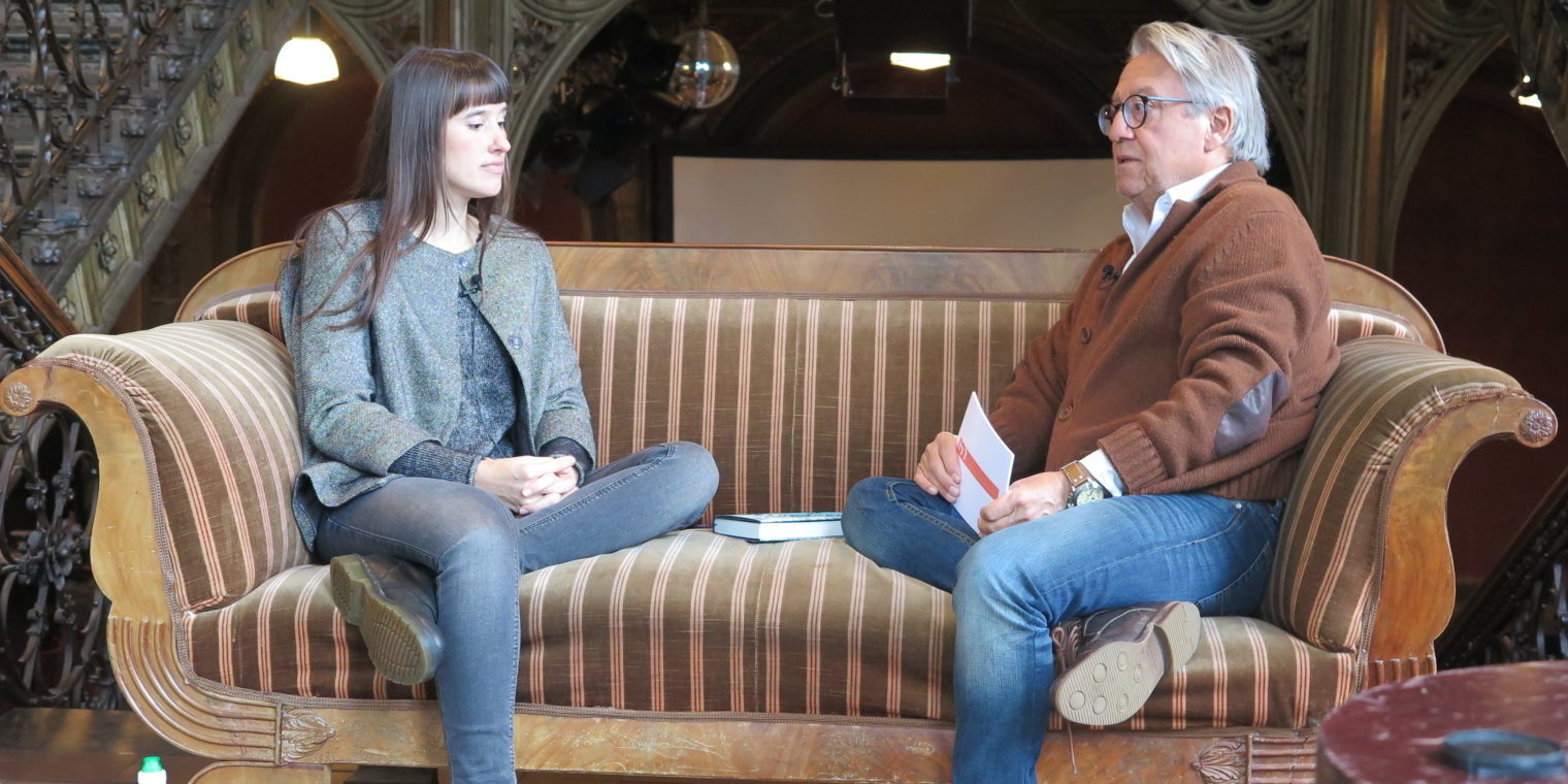 H1 Interview mit Ada Dorian mit Michael Hertrampf. Beide sitzen auf einem Sofa im Treppenhaus in Hannover.